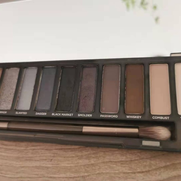Urban Decay Naked Smokey Eyeshadow Palettes - Picture 4 of 5
